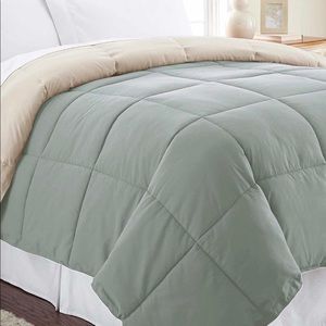 Down alternative reversible queen comforter